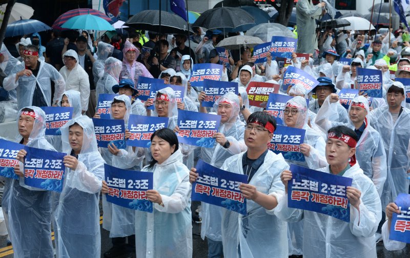 16일 오후 울산시청 남문 앞에서 열린 2025년 민주노총 총파업 총력투쟁 울산대회에서 조합원들이 구호를 외치고 있다. 이날 파업 여파로 현대차 울산공장에서는 생산 차질이 빚어졌다. 뉴시스