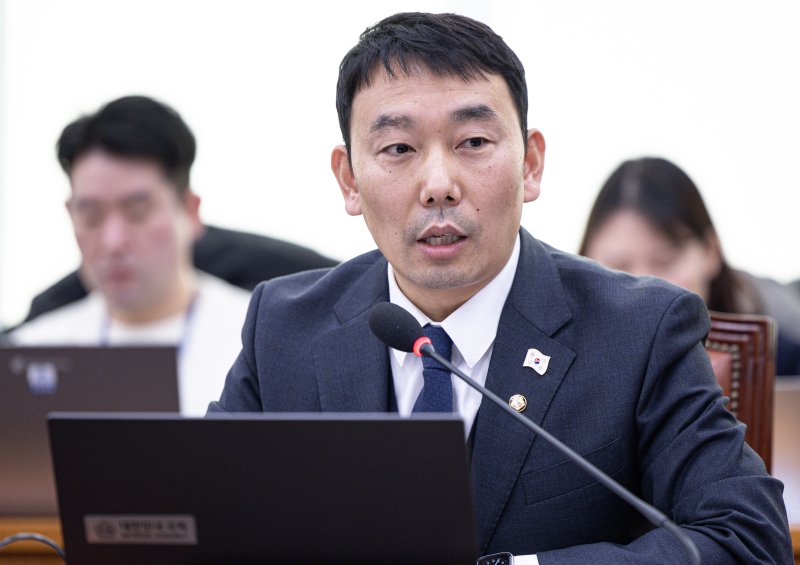 김용민 더불어민주당 의원이 24일 오전 서울 여의도 국회에서 법제사법위원회 전체회의에서 신상발언을 하고 있다 2024.12.24/바카라사이트 장난감1 ⓒ News1 이재명 기자