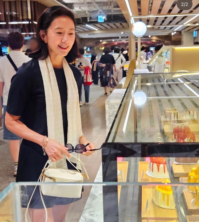 케익 쇼핑하는 김희애…하얀 스카프에 선글라스 센스