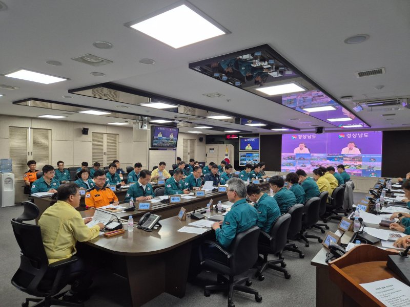 16일 경남도청에 있는 재난안전대책본부에서 경남도와 유관기관이 바카라사이트 대비 긴급 대책바카라사이트를 하고 있다.(경남도 제공. 재판매 및 DB금지)