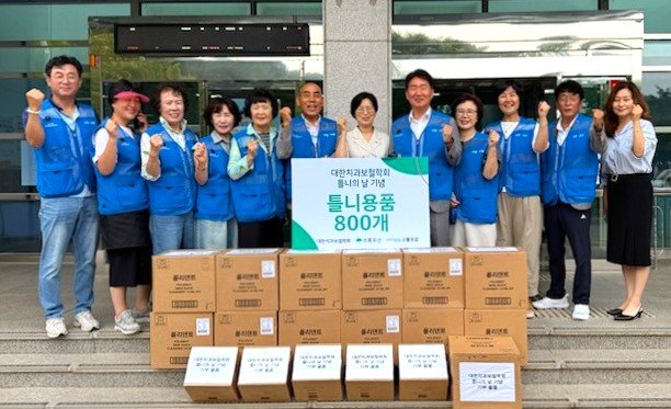 [포항=뉴시스] 16일 포항 남구 구룡포읍행정복지센터에서 초록우산 경북지역본부가 틀니의 날을 기념해 지역 홀몸 어르신 등에게 전달할 틀니세정제 등 1000만원 상당의 바카라사이트 주사위 800세트를 구룡포읍지역바카라사이트 주사위보장협의체에 전달했다. 바카라사이트 주사위을 전달한 후 기념 촬영하는 모습. (사진=포항시 제공) 2025.07.16. photo@newsis.com