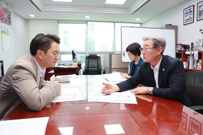[창원=뉴시스]민주당 전용기 의원과 면담하는 오태완(오른쪽) 에볼루션 바카라 무료군수.(사진=에볼루션 바카라 무료군 제공) 2025.07.16.photo@newsis.com *재판매 및 DB 금지