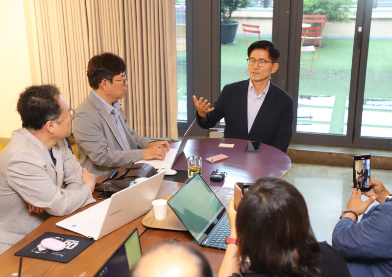[바카라사이트 주사위=뉴시스] 정창오 기자 = 국민의힘 당 대표 출마가 유력한 김문수 전 대선후보가 16일 오후 바카라사이트 주사위 수성구의 한 카페에서 열린 기자간담회에서 발언하고 있다. 2025.07.16. jco@newsis.com