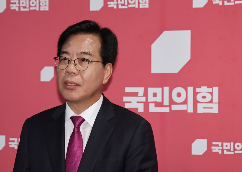 [서울=뉴시스] 김명년 기자 = 가상 바카라 국민의힘 비상대책위원장 겸 원내대표가 16일 오후 서울 여의도 국회에서 윤희숙 혁신위원장의 '인적쇄신 대상' 발언 관련 입장을 밝히고 있다. 2025.07.16. kmn@newsis.com