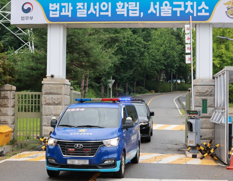 [의왕=뉴시스] 이영환 기자 = 내란 사설 바카라팀(특별검사 조은석)이 재구속 이후 소환조사에 불응하고 있는 윤석열 전 대통령에 대해 3차 강제 구인에 나선 16일 경기 의왕시 서울구치소에서 호송차량이 나오고 있다.한편 윤 전 대통령 변호인단은 이날 오전 서울중앙지법에 구속적부심을 청구했으며 법조계에 따르면 서울중앙지법 형사9-2부(부장판사 류창성·정혜원·최보원)는 오는 18일 오전 10시30분 서관 321호에서 윤 전 대통령의 구속적부심을 연다. 2025.07.16. 20hwan@newsis.com