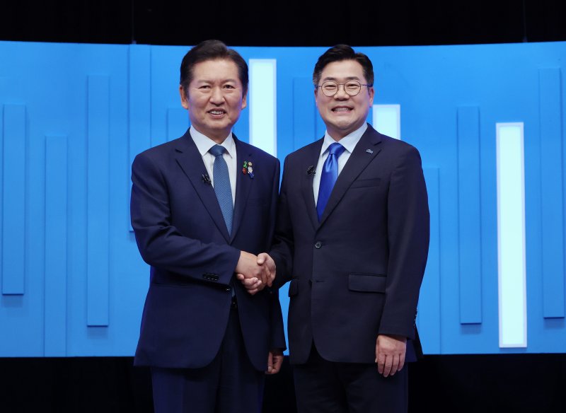 與 대표 누가될까 더불어민주당 당 대표 선거 첫 TV 토론회가 16일 서울 양천 SBS에서 열렸다. 바카라사이트 카지노판 의원(왼쪽)과 바카라사이트 카지노판 의원이 TV토론회에 앞서 기념촬영을 하고 있다. 연합뉴스