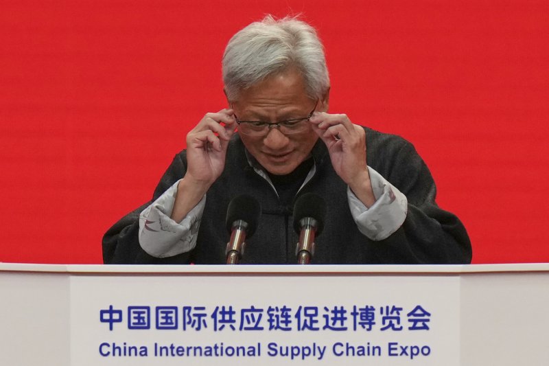 [베이징=AP/뉴시스] 젠슨 황 엔비디아 최고경영자(CEO)가 16일(현지 시간) 중국 베이징에서 열린 제3회 중국 국제 공급망 촉진 박람회 개막식에서 기조연설 하기 앞서 안경을 고쳐쓰고 있다. 2025.07.16.