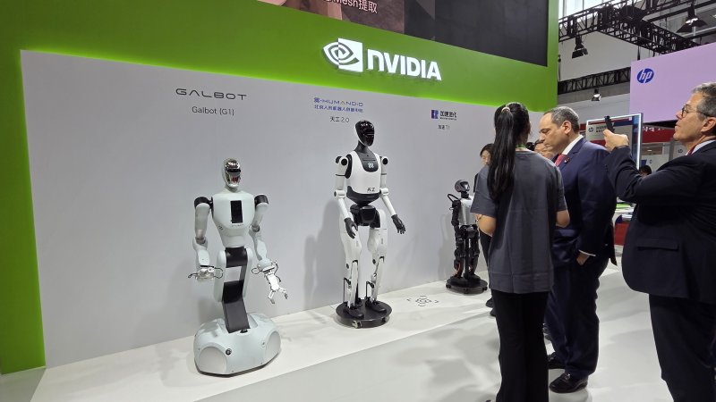 [베이징=뉴시스] 박정규 특파원 = 16일 중국 베이징 중국국제전람센터에서 열린 제3회 중국국제공급망촉진박람회에 마련된 엔비디아 전시장에서 관람객들이 전시제품을 둘러보고 있다. 엔비디아는 공급망박람회에 이번에 처음 참가했다. 2025.07.16 pjk76@newsis.com