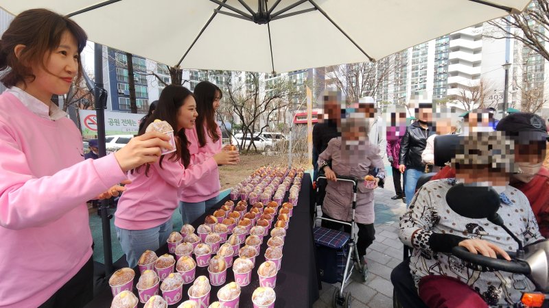 SH 관계자들이 지난 3월 서울 강서구 가양4단지를 방문해 입주민과 관리사무소 직원들에게 간식을 전달하고 있는 모습 SH공사 제공