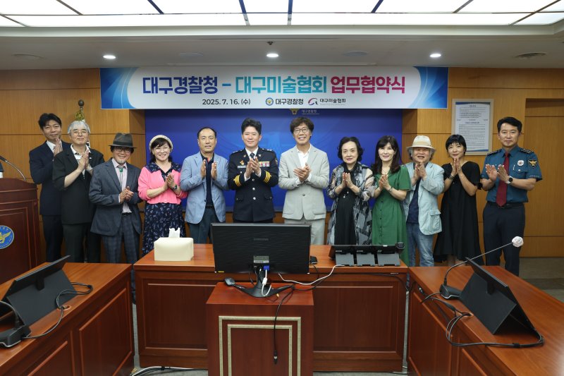 라이트닝 바카라 사이트과 라이트닝 바카라 사이트는 16일 문화예술을 통한 정서 치유 및 지역 예술 진흥을 위해 업무협약을 체결하고 단체 사진을 촬영하고 있다.(라이트닝 바카라 사이트 제공.재판매 및 DB 금지)
