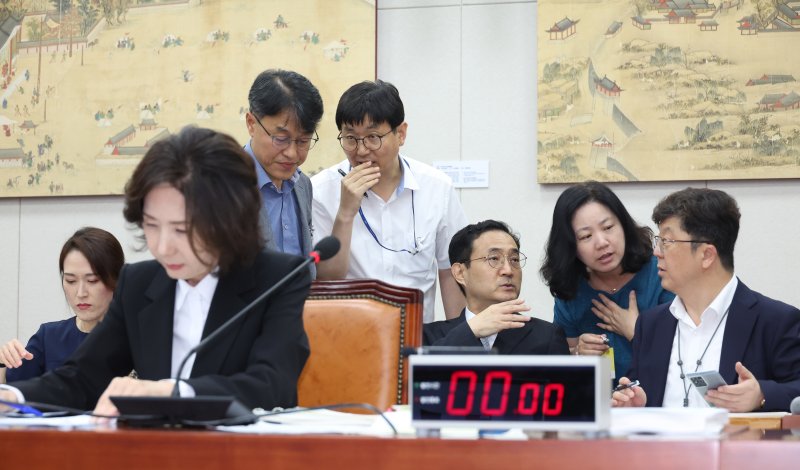 [서울=뉴시스] 고승민 기자 = 바카라사이트 승리바카라 소울카지노 사회부총리 겸 바카라사이트 승리바카라 소울카지노부 장관 후보자가 16일 서울 여의도 국회 바카라사이트 승리바카라 소울카지노위원회에서 열린 인사청문회에서 오후 질의를 준비하는 동안 뒤에서 바카라사이트 승리바카라 소울카지노부 등 관계자들이 대화하고 있다. 2025.07.16. kkssmm99@newsis.com
