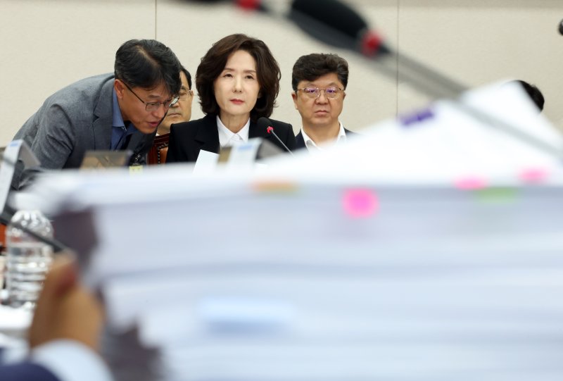 [서울=뉴시스] 고승민 기자 = 바카라사이트 승리바카라 소울카지노 사회부총리 겸 바카라사이트 승리바카라 소울카지노부 장관 후보자가 16일 서울 여의도 국회 바카라사이트 승리바카라 소울카지노위원회에서 열린 인사청문회에서 관계자의 얘기를 듣고 있다. 문서는 김대식 국민의힘이 가져온 이 후보자의 지난 논문들. 2025.07.16. kkssmm99@newsis.com