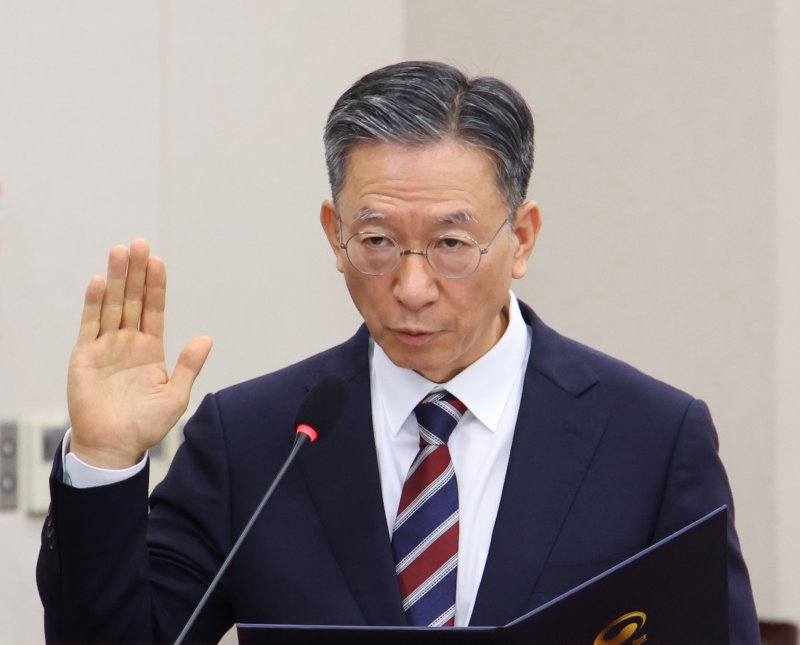 [서울=뉴시스] 김금보 기자 = 정성호 법무부 장관 바카라 용어자가 16일 서울 여의도 국회 법제사법위원회에서 열린 인사청문회에서 선서를 하고 있다. 2025.07.16. kgb@newsis.com