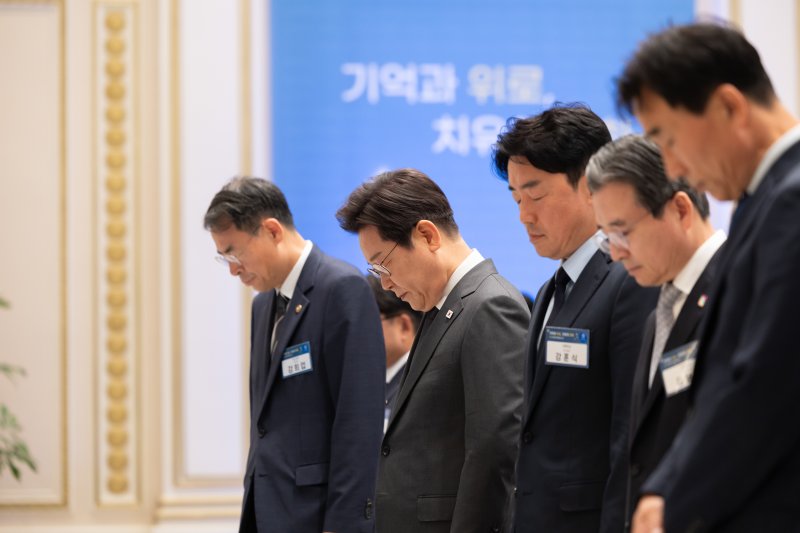 이재명 대통령이 지난 16일 청와대 영빈관에서 열린 ‘기억과 위로, 치유의 대화’ 사회적 참사 유가족 간담회에서 묵념을 하고 있다. 대통령실 제공