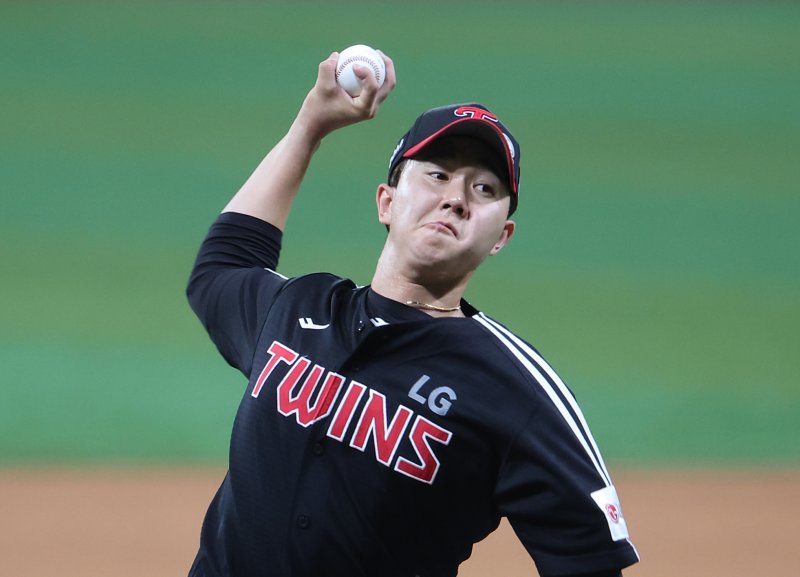 [서울=뉴시스] 김금보 기자 = 8일 서울 구로구 고척스카이돔에서 열린 프로야구 2025 KBO리그 LG 트윈스와 키움 히어로즈의 경기, 9회말 LG 마무리 유영찬이 역투하고 있다. 2025.06.08. kgb@newsis.com