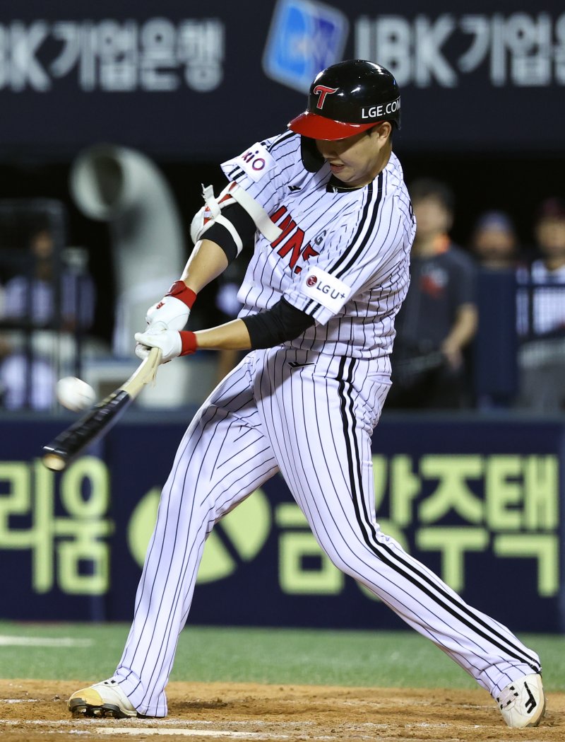 [서울=뉴시스] 최진석 기자 = 10일 서울 송파구 잠실야구장에서 열린 2025 KBO리그 키움 히어로즈와 LG 트윈스의 경기. 8회말 2사 주자없는 상황 LG 투수 유영찬이 타격을 하고 있다. 2025.07.10. myjs@newsis.com