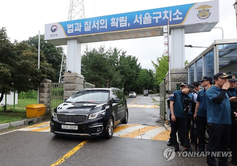 서울구치소 나서는 차량 (출처=연합뉴스)