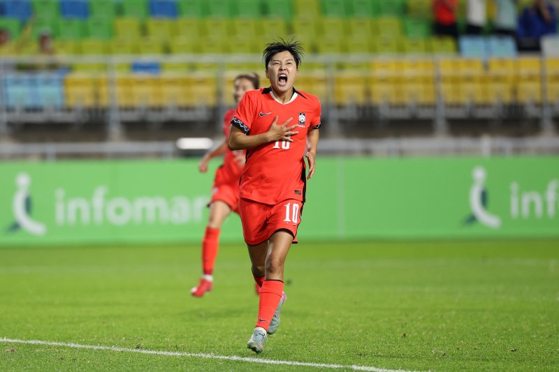 [수원=뉴시스] 김선웅 기자 = 16일 경기 수원시 수원월드컵경기장에서 열린 2025 동아시아축구연맹(EAFF) E-1 챔피언십(동아시안컵) 여자부 대한민국 vs 대만 경기, 패널티킥으로 득점에 성공한 지소연이 포효하고 있다. 2025.07.16. mangusta@newsis.com