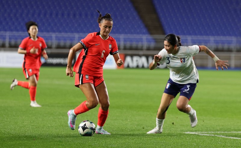 [수원=뉴시스] 김선웅 기자 = 16일 경기 수원시 수원월드컵경기장에서 열린 2025 동아시아축구연맹(EAFF) E-1 챔피언십(동아시안컵) 여자부 대한민국 vs 대만 경기, 케이시 유진 페어가 골대를 향해 달리고 있다. 2025.07.16. mangusta@newsis.com