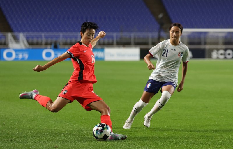 [수원=뉴시스] 김선웅 기자 = 16일 경기 수원시 수원월드컵경기장에서 열린 2025 동아시아축구연맹(EAFF) E-1 챔피언십(동아시안컵) 여자부 대한민국 vs 대만 경기, 김혜리가 슈팅을 날리고 있다. 2025.07.16. mangusta@newsis.com