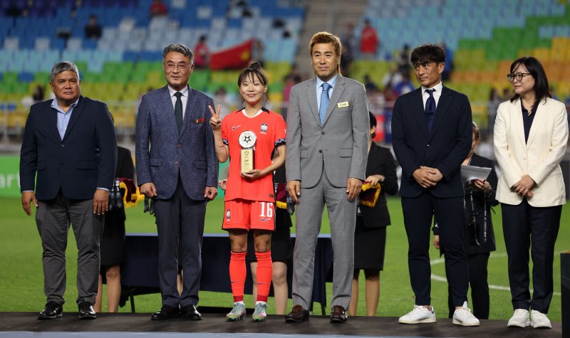 [수원=뉴시스] 김선웅 기자 = 16일 경기 수원시 수원월드컵경기장에서 열린 2025 동아시아축구연맹(EAFF) E-1 챔피언십(동아시안컵) 여자부 시상식에서 장슬기가 MVP를 수상하고 있다. 2025.07.16. mangusta@newsis.com