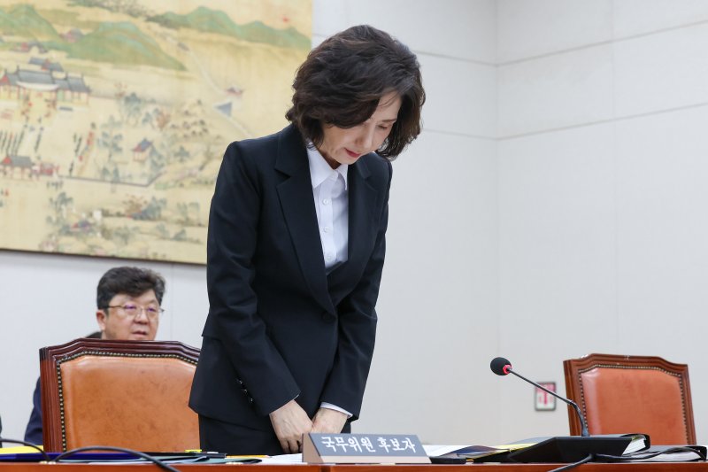 이진숙 사회부총리 겸 교육부 장관 후보자가 16일 오전 서울 여의도 국회 교육위원회에서 열린 인사청문회에 출석해 인사하고 있다. 2025.7.16/뉴스1 ⓒ News1 안은나 기자