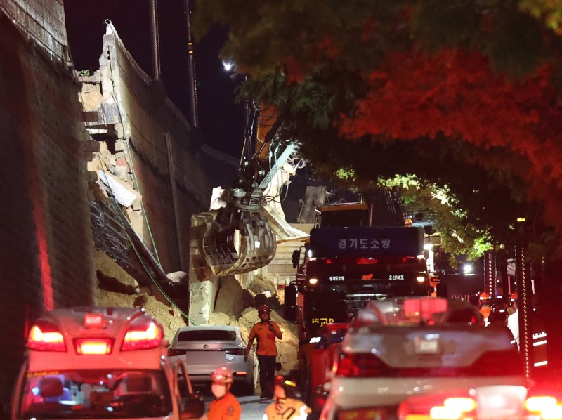 16일 오후 경기 오산시 가장교차로 고가도로 옹벽이 무너져 소방관들이 매몰된 차량구조작업을 하고 있다. 2025.7.16/뉴스1 ⓒ News1 김영운 기자