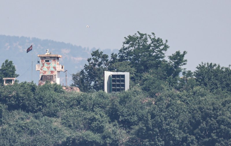 경기 파주시 접경지역에서 바라 본 북측 초소와 대남 확성기. 2025.6.12/뉴스1 ⓒ News1 김도우 기자