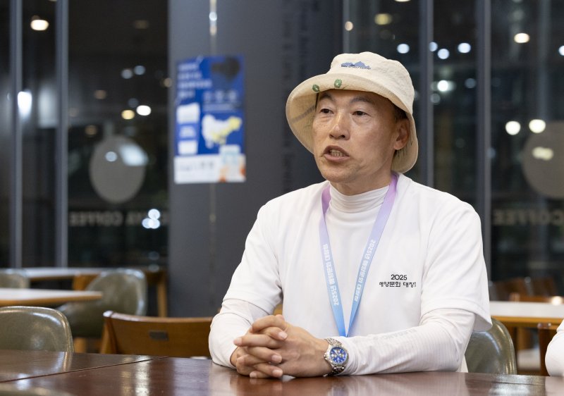 [부산=뉴시스] 김근수 기자 = 2025 대한민국 해양문화대장정 참가자 중 최고령인 김학신(63·경남대 액티브시니어학과 1학년) 대원이 14일 부산 아르피나 유스호스텔에서 뉴시스와 인터뷰를 하고 있다. 2025.07.14. ks@newsis.com