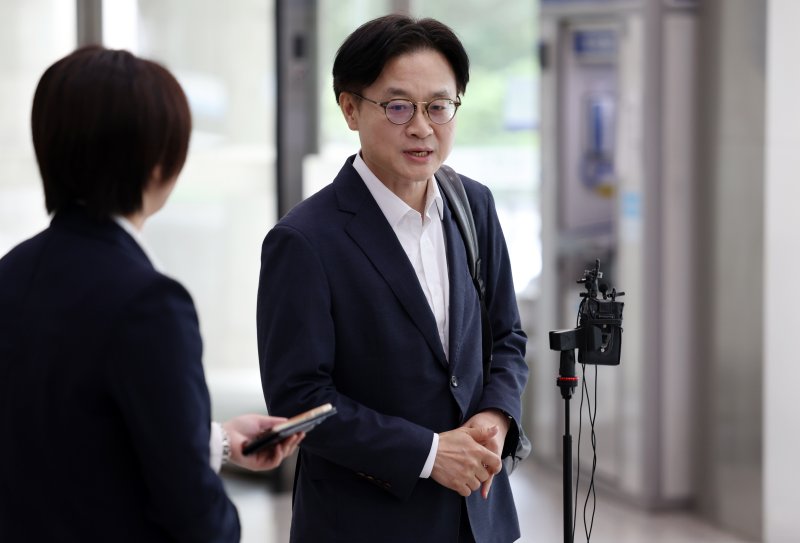 [서울=뉴시스] 조성우 기자 = 김정관 산업통상자원부 장관 후보자가 30일 오전 서울 강남구 한국기술센터에 마련된 인사청문회 준비 사무실에 출근하며 취재진 질문에 답변하고 있다. 2025.06.30. xconfind@newsis.com