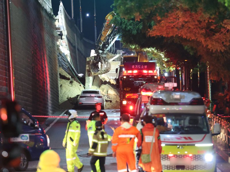 16일 오후 경기 오산시 가장교차로 고가도로 옹벽이 무너져 소방관들이 매몰된 차량구조작업을 하고 있다. 2025.7.16/뉴스1 ⓒ News1 김영운 기자