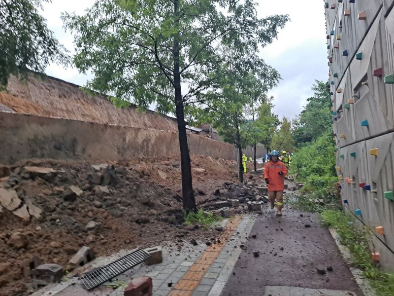 16일 오후 경기 오산시 가장교차로 고가도로 옹벽이 무너져 소방관들이 매몰된 차량 구조작업을 하고 있다. (경기도소방재난본부 제공. 재판매 및 DB 금지) 2025.7.16/뉴스1 ⓒ News1 김기현 기자