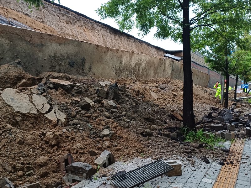 16일 오후 경기 오산시 가장교차로 고가도로 옹벽이 무너져 소방관들이 매몰된 차량 구조작업을 하고 있다. (경기도소방재난본부 제공. 재판매 및 DB 금지) 2025.7.16/뉴스1 ⓒ News1 김기현 기자