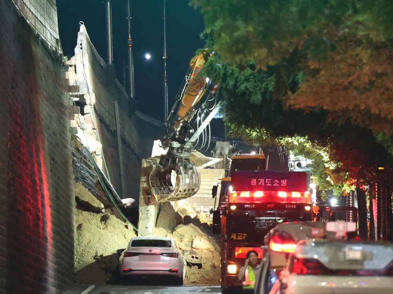 16일 오후 경기 오산시 가장교차로 고가도로 옹벽이 무너져 소방관들이 매몰된 차량구조작업을 하고 있다. 2025.7.16/뉴스1 ⓒ News1 김영운 기자