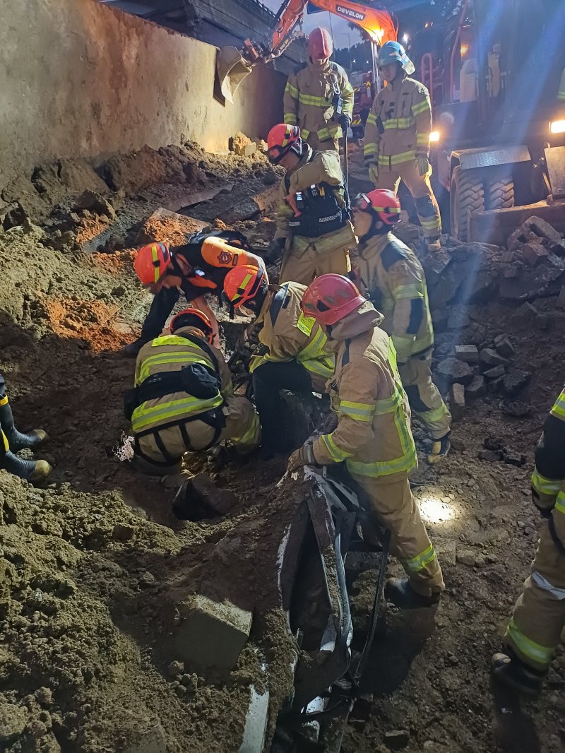 16일 오후 경기 오산시 가장교차로 고가도로 옹벽이 무너져 소방관들이 매몰된 차량 구조작업을 하고 있다. (경기도소방재난본부 제공. 재판매 및 DB 금지) 2025.7.16/뉴스1 ⓒ News1 김기현 기자