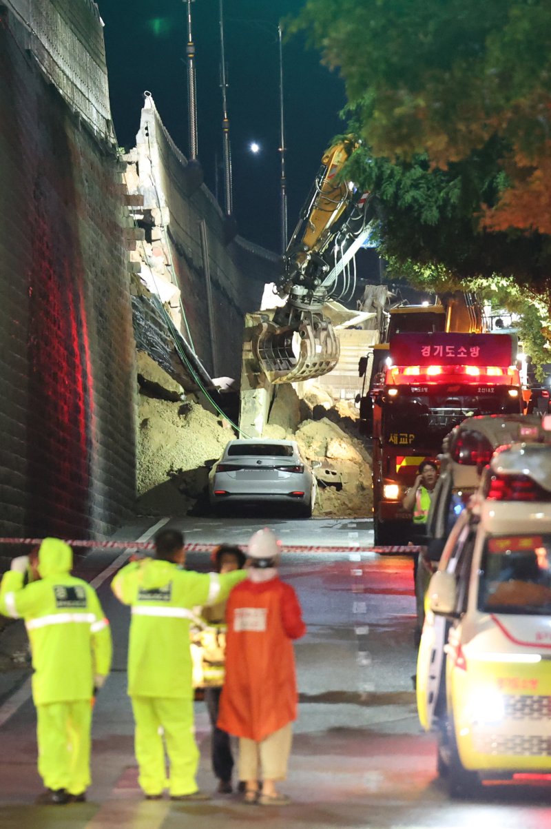 16일 오후 경기 오산시 가장교차로 고가도로 옹벽이 무너져 소방관들이 매몰된 차량구조작업을 하고 있다. 2025.7.16/뉴스1 ⓒ News1 김영운 기자