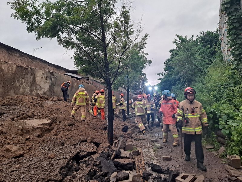 16일 오후 경기 오산시 가장교차로 고가도로 옹벽이 무너져 소방관들이 매몰된 차량 구조작업을 하고 있다. (경기도소방재난본부 제공. 재판매 및 DB 금지) 2025.7.16/뉴스1 ⓒ News1 김기현 기자