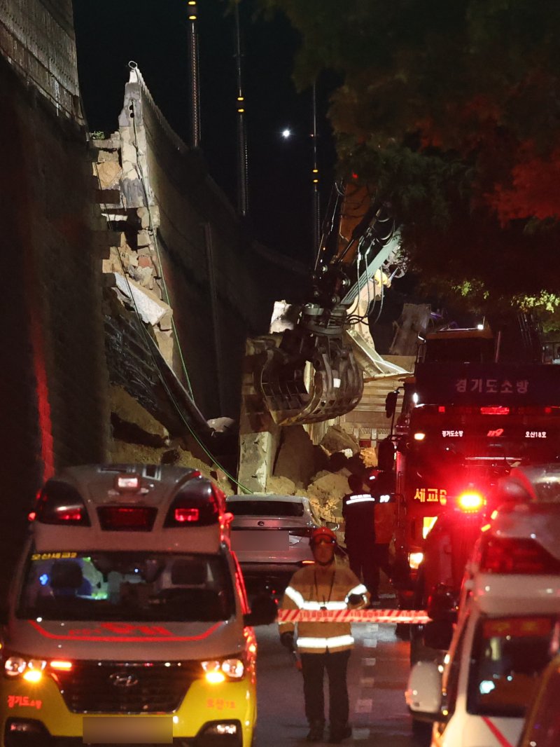 16일 오후 경기 오산시 가장교차로 고가도로 옹벽이 무너져 소방관들이 매몰된 차량구조작업을 하고 있다. 2025.7.16/뉴스1 ⓒ News1 김영운 기자