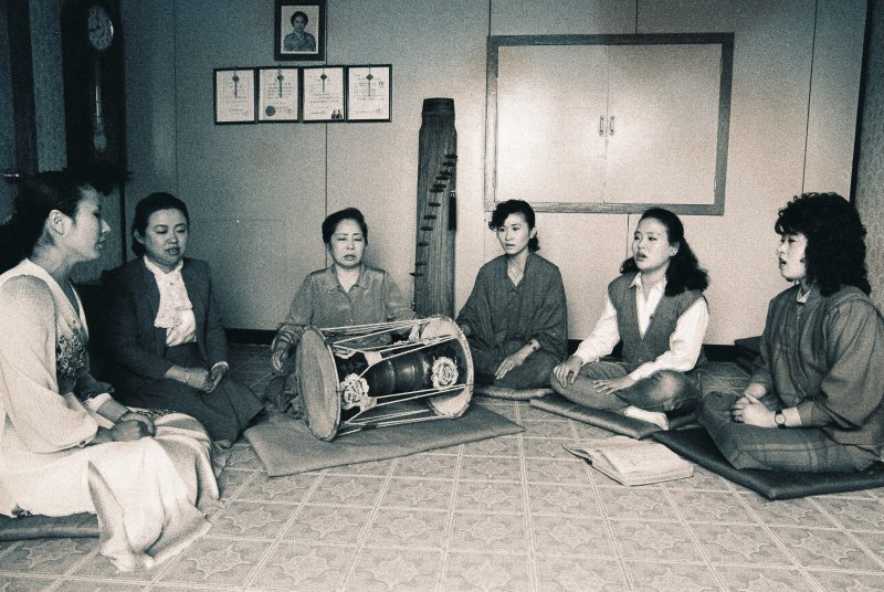 [서울=뉴시스] 국립민속박물관 파주 2층 민속아카이브 정보센터 미디어큐브에서 열리는 광복 80주년 영상 전시 '되찾은 빛, 이어질 노래 아리랑' 속 명이 묵계월의 제자들 사진 자료 (사진=국립민속박물관 제공) 2025.07.16. photo@newsis.com *재판매 및 DB 금지