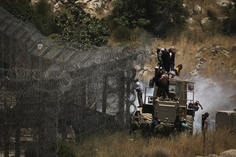 [마즈달샴스=AP/뉴시스] 16일(현지 시간) 시리아-이스라엘 접경 지역에서 드루즈 부족이 시위를 벌이는 모습이 이스라엘이 지배하는 골란고원 마즈달샴스에서 관측되고 있다. 2025.07.17.