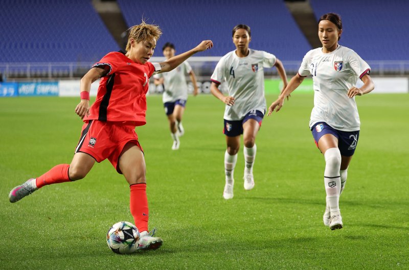 [수원=뉴시스] 김선웅 기자 = 16일 경기 수원시 수원월드컵경기장에서 열린 2025 동아시아축구연맹(EAFF) E-1 챔피언십(동아시안컵) 여자부 대한민국 vs 대만 경기, 이금민이 드리블하고 있다. 2025.07.16. mangusta@newsis.com