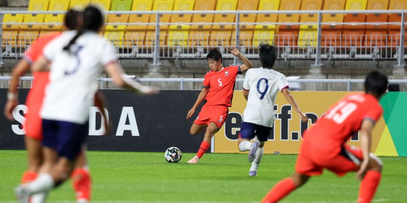 [수원=뉴시스] 김선웅 기자 = 16일 경기 수원시 수원월드컵경기장에서 열린 2025 동아시아축구연맹(EAFF) E-1 챔피언십(동아시안컵) 여자부 대한민국 vs 대만 경기, 고유진이 슛을 하고 있다. 2025.07.16. mangusta@newsis.com