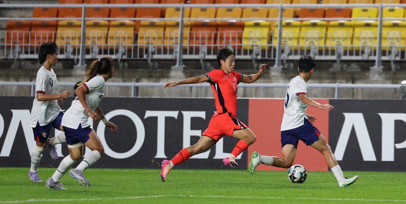 [수원=뉴시스] 김선웅 기자 = 16일 경기 수원시 수원월드컵경기장에서 열린 2025 동아시아축구연맹(EAFF) E-1 챔피언십(동아시안컵) 여자부 대한민국 vs 대만 경기, 고유진이 드리블하고 있다. 2025.07.16. mangusta@newsis.com