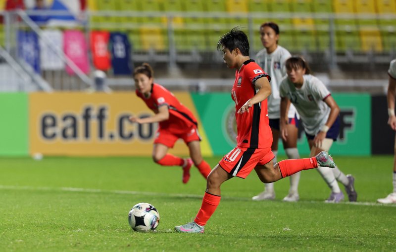[수원=뉴시스] 김선웅 기자 = 16일 경기 수원시 수원월드컵경기장에서 열린 2025 동아시아축구연맹(EAFF) E-1 챔피언십(동아시안컵) 여자부 대한민국 vs 대만 경기, 지소연이 패널티킥을 넣고 있다. 2025.07.16. mangusta@newsis.com