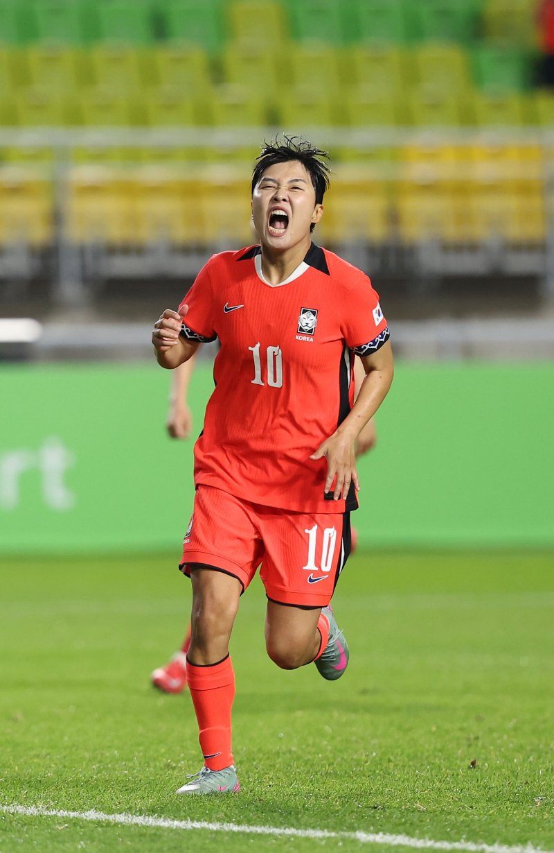 [수원=뉴시스] 김선웅 기자 = 16일 경기 수원시 수원월드컵경기장에서 열린 2025 동아시아축구연맹(EAFF) E-1 챔피언십(동아시안컵) 여자부 대한민국 vs 대만 경기, 패널티킥으로 득점에 성공한 지소연이 포효하고 있다. 2025.07.16. mangusta@newsis.com