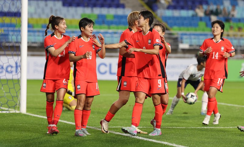 [수원=뉴시스] 김선웅 기자 = 16일 경기 수원시 수원월드컵경기장에서 열린 2025 동아시아축구연맹(EAFF) E-1 챔피언십(동아시안컵) 여자부 대한민국 vs 대만 경기, 패널티킥으로 득점에 성공한 지소연과 선수들이 기뻐하고 있다. 2025.07.16. mangusta@newsis.com