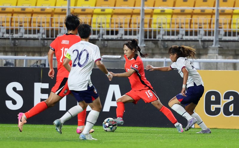 [수원=뉴시스] 김선웅 기자 = 16일 경기 수원시 수원월드컵경기장에서 열린 2025 동아시아축구연맹(EAFF) E-1 챔피언십(동아시안컵) 여자부 대한민국 vs 대만 경기, 장슬기가 드리블하고 있다. 2025.07.16. mangusta@newsis.com