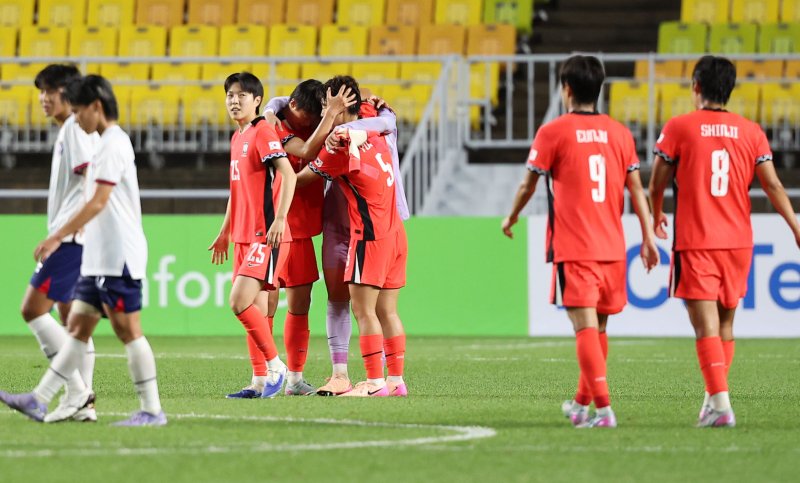 [수원=뉴시스] 김선웅 기자 = 16일 경기 수원시 수원월드컵경기장에서 열린 2025 동아시아축구연맹(EAFF) E-1 챔피언십(동아시안컵) 여자부 대한민국 vs 대만 경기, 2-0으로 승리하며 대회 우승을 확정한 선수들이 기뻐하고 있다. 2025.07.16. mangusta@newsis.com