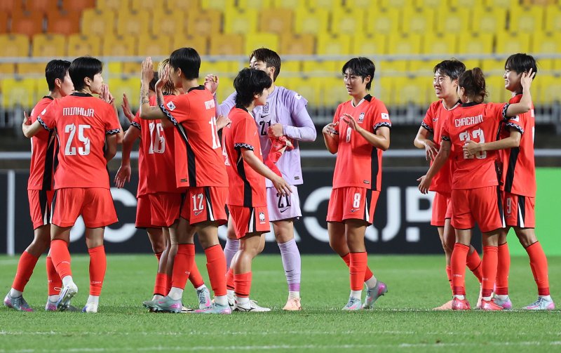 [수원=뉴시스] 김선웅 기자 = 16일 경기 수원시 수원월드컵경기장에서 열린 2025 동아시아축구연맹(EAFF) E-1 챔피언십(동아시안컵) 여자부 대한민국 vs 대만 경기, 2-0으로 승리하며 대회 우승을 확정한 선수들이 기뻐하고 있다. 2025.07.16. mangusta@newsis.com