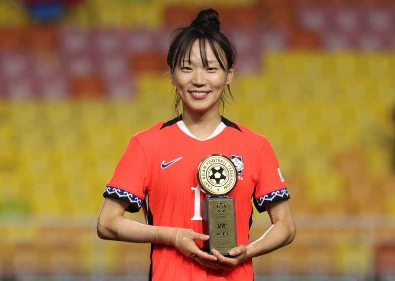 [수원=뉴시스] 김선웅 기자 = 16일 경기 수원시 수원월드컵경기장에서 열린 2025 동아시아축구연맹(EAFF) E-1 챔피언십(동아시안컵) 여자부 시상식에서 장슬기가 MVP를 수상하고 있다. 2025.07.16. mangusta@newsis.com